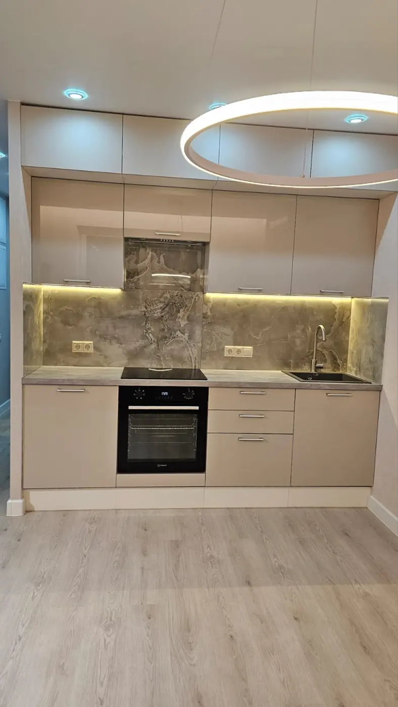 Светлая кухня с подсветкой рабочей зоны